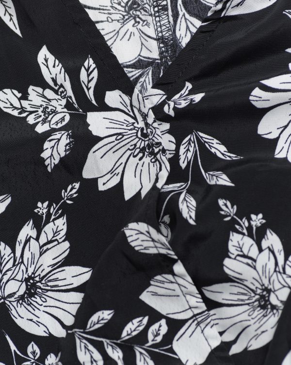 Blusa color negro con flores