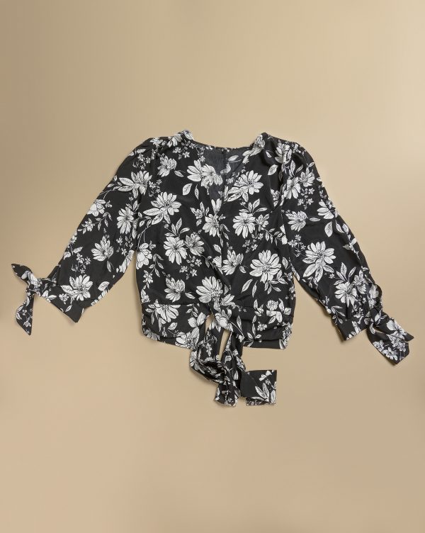 Blusa color negro con flores