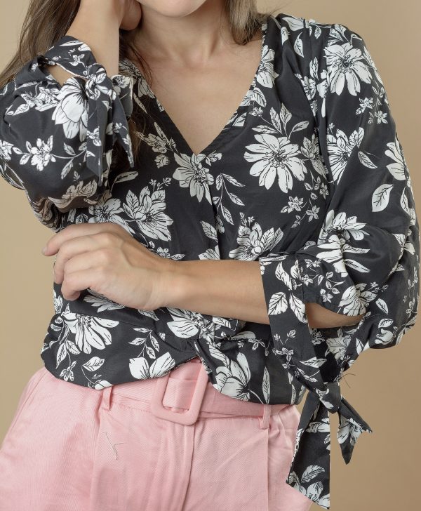 Blusa color negro con flores