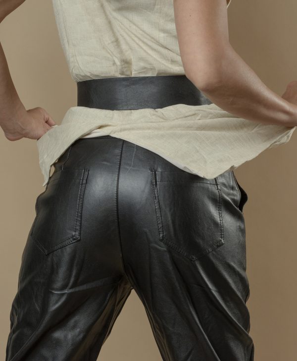 Pantalon de cuero de color negro
