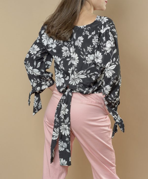 Blusa color negro con flores