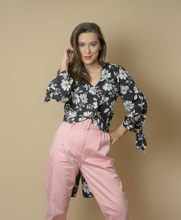 Blusa color negro con flores